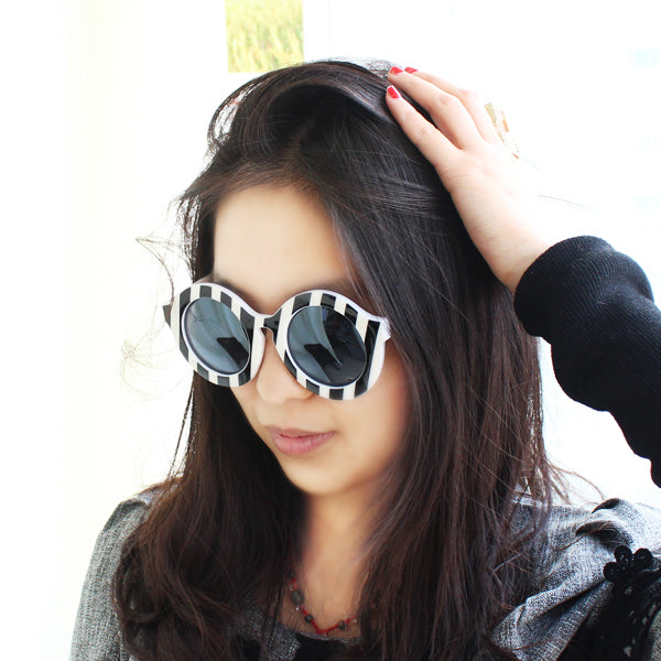 Stylish Black Sunglasses with Letter Print Fashionable Eyewear with