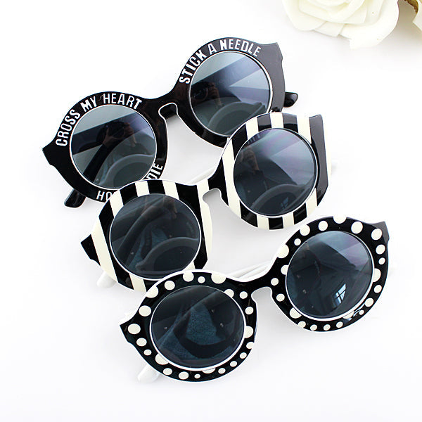 Stylish Black Sunglasses with Letter Print Fashionable Eyewear with